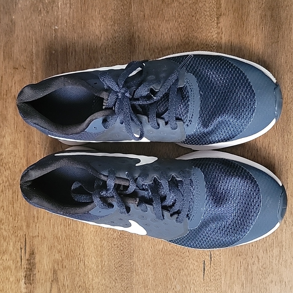 Boys size 5.5Y Nike shoes